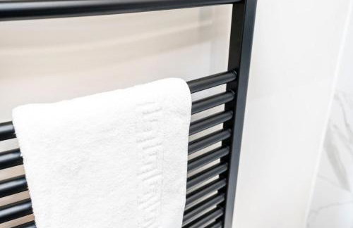 Long Stay Offers, Modern Amenities, Fully Equipped, All Bills Included, Perfect Location, King Size Bed, Fast Wifi - Foto 40