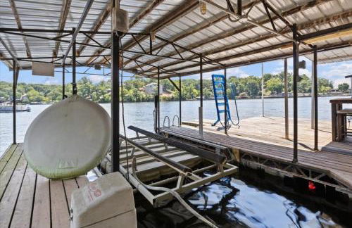 Pet Friendly A Frame w/ Private Dock & Great Lake Views - Foto 44