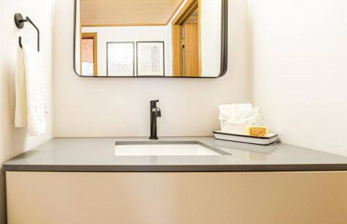 Peaceful 2-bedroom townhome retreat w/wooded view - Foto 24