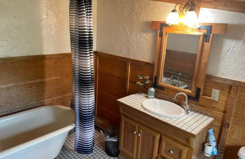 Cozy Cottage off Salmon River Tributary, in Town - Foto 4