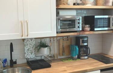 New cozy studio 2 queen beds kitchen walk to water! - Foto 1