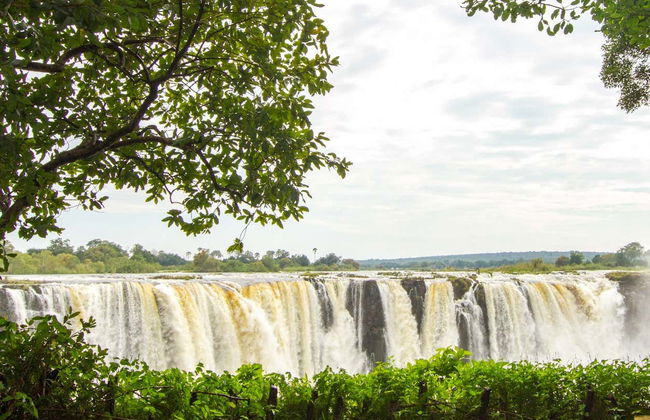 Senderismo y tirolina en las Cataratas Victoria - Foto 2