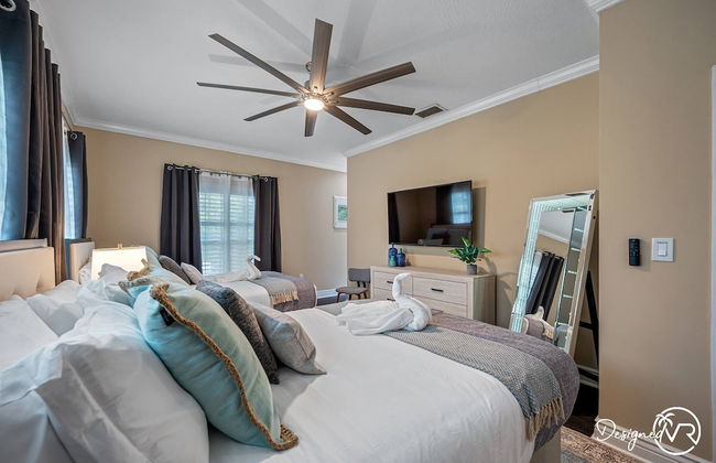 8BR Villa with Heated Pool Near Beach - Foto 24