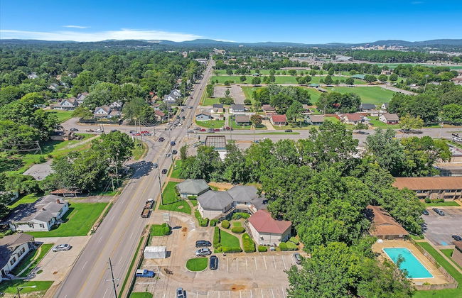 Modern Studio Apartment With Queen Bed - Photo 15