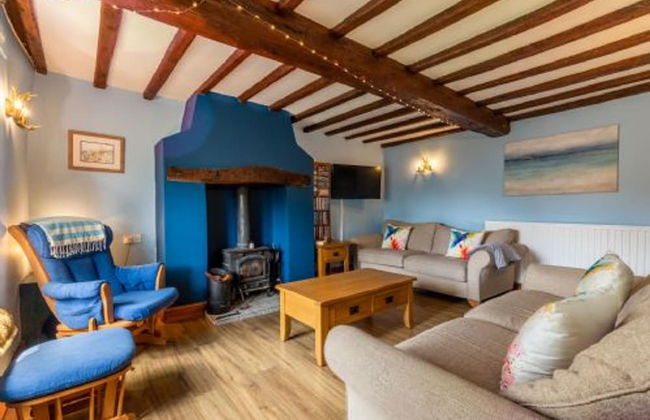 Host Stay Honeysuckle Cottage - Photo 1