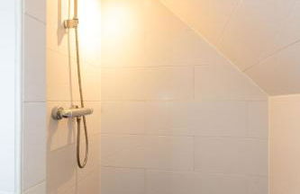 Stunning studio flat with dedicated private garden - Photo 16