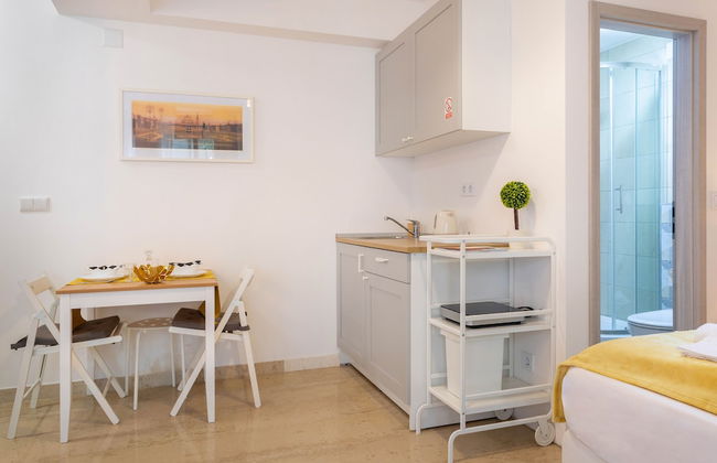 Beautiful Studio Near City Center - Photo 4