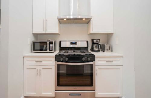 Jennifer's Chic 2nd Floor Apt Private Deck w Views - Photo 18