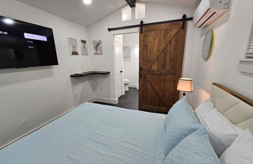 Comfy Tiny Home WP Large Private Deck Queen bed - Foto 12