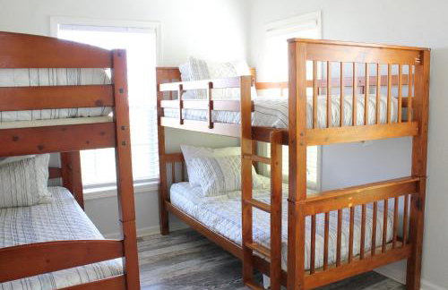 Beach Getaway at 2 Pelicans Walk to the Water - Foto 43