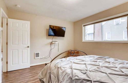 Beautiful 2 Bedroom Unit w/ FAST FREE WIFI - Photo 4