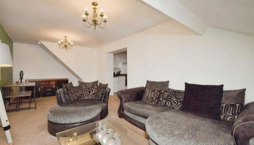 Lovely 2 bedroom flat in town centre by train station - Foto 1