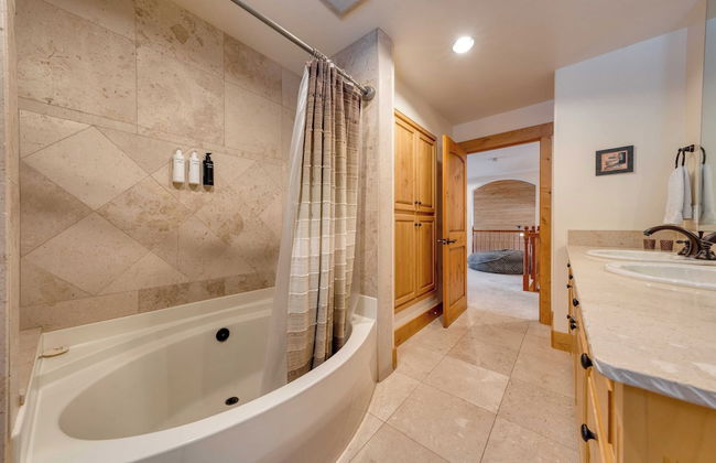 5 Mins to Ski Resort Ping Pong, Pool Table, Deck Donner Ridge by Avantstay - Foto 29