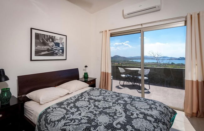 Modern Hillside Home with Sleek Interiors and Panoramic Poolside Views - Foto 6