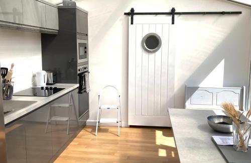 Lovely spacious flat with sea views, sunsets, garden and woodburner - Photo 5