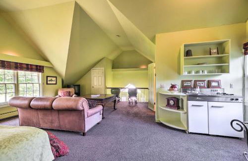 Lovely Brookfield Home with Private Deck and Views - Foto 24