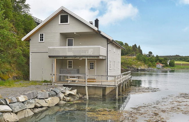 8 Person Holiday Home in Lesund - Foto 29