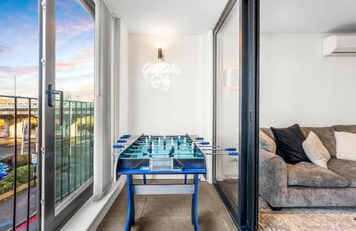 Two BDR Apt By Stay Aura Short Lets & Serviced Accommodation London With Free WiFi, Parking & 10 Min to Brentford Stadium - Foto 24