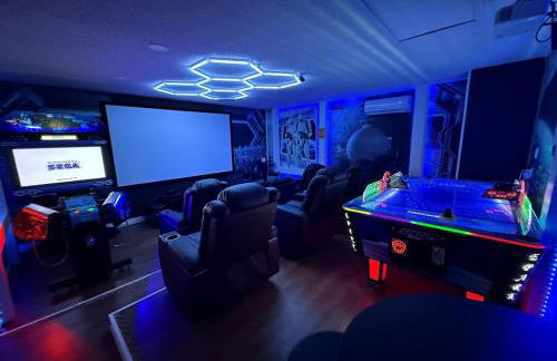 Near Disney, Private South Facing Pool, Star Wars Arcade Theater, 3 King Beds - Photo 9