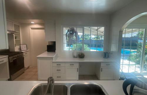 Granada Hills Private Unique Pool Luxury 4BR Family Retreat - Patio, Outdoor Dining, BBQ Grill, & Free Parking - Foto 12