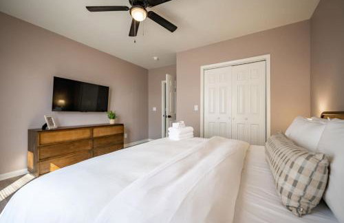 Modern & Stylish - Mins to Downtown - Family Friendly - Photo 38