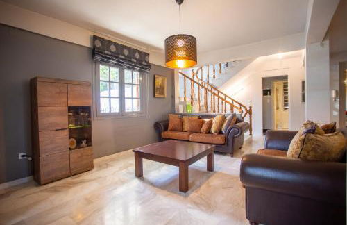 Τraditional fully detached villa on a luxurious hillock of Thessaloniki with its own garden also for family & wedding gatherings for 10 to 25 people only 15 minutes from airport - Foto 13