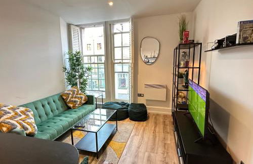 Cosy High Street Apartment 30 seconds from station - Foto 2