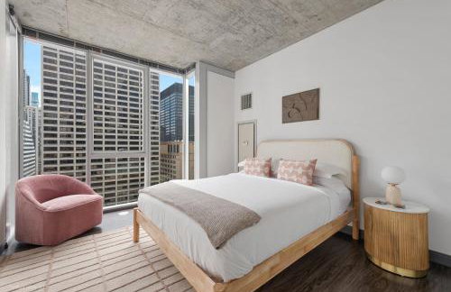 Linea Luxury Living with Indoor Pool and Rooftop Views in The Loop - Photo 39