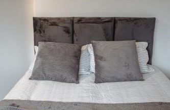 Spacious & Modern 8-Bed Home - Sleeps 13 - Parking - Foto 19