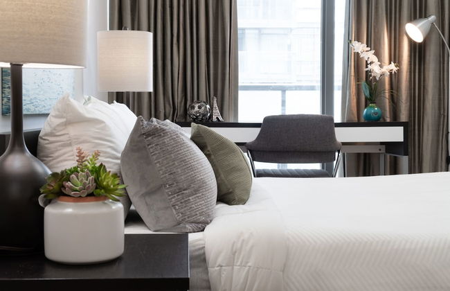 Modern Condo in Financial District - Photo 4