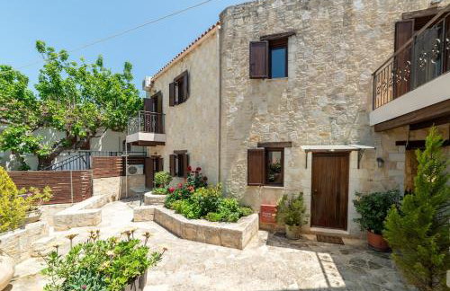 3-Min Drive to Kalyves Beach, Stone Home with Private Pool in Armenoi Center - Foto 2