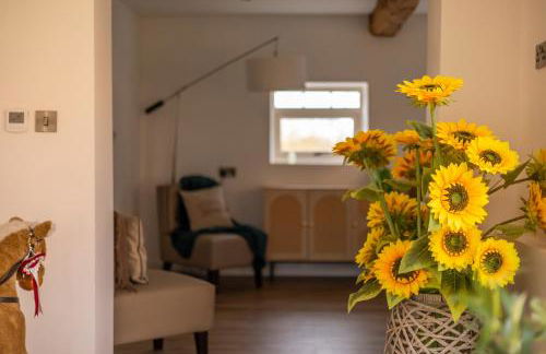 Stunning 5-bed Barn Conversion in Newark-on-Trent by Renzo, Beautiful Surroundings, Sleeps 10! - Foto 8