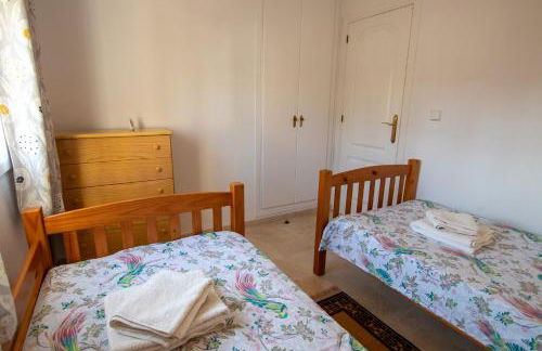 Spacious Ground floor apartment with Garden & Communal Pool - Foto 27