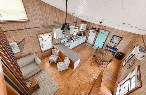 Shipwrecked Shack Waterfront House Boat on Land - Foto 6