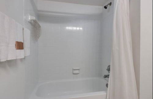 Serene Pondside Getaway - BC10 - Foto 25