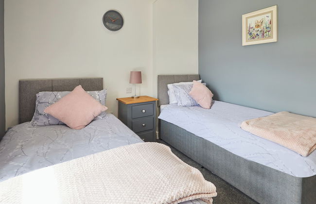 Host Stay Castle View Cottage - Photo 15