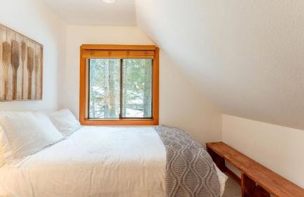 Minutes to Skiing & Lake Hot Tub, Fire Pit, Deck Indigo Owl by Avantstay - Foto 56