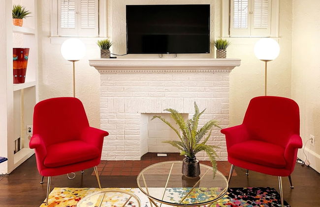 Gather Around the Mid-century Table at a Tranquil Haven - Foto 18