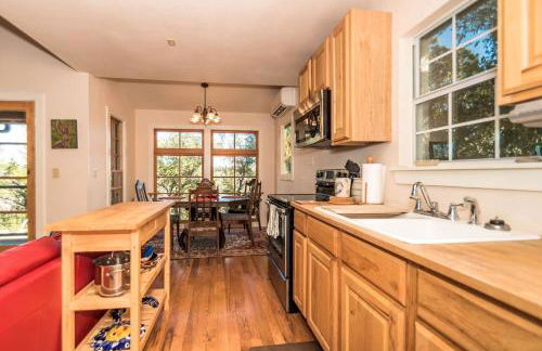 Lovely Cottage Retreat in Texas Hill Country with Cypress Creek Views near Hamilton Pool - Foto 15