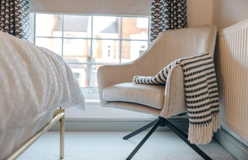 Quaint Georgian house with Parking & Huge Garden 10 mins walk from town - Photo 2