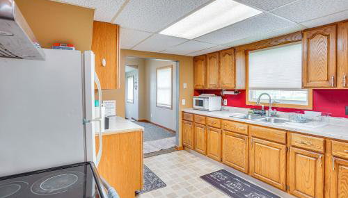 Serene Devils Lake House with Deck and Fire Pit! - Foto 2