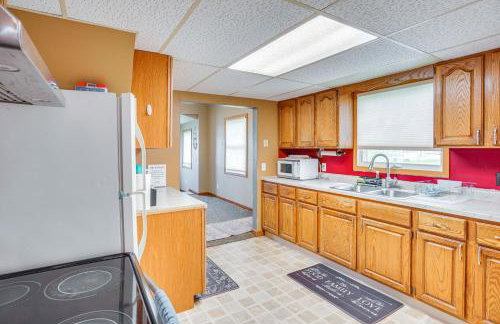 Serene Devils Lake House with Deck and Fire Pit! - Foto 2