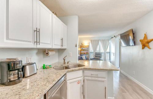 Walk to Beach Resort Retreat with Balcony in Destin - Foto 9