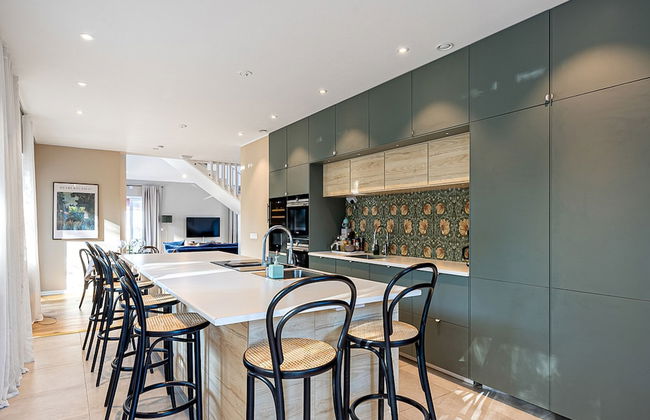 Modern Villa With Jacuzzi - Photo 9