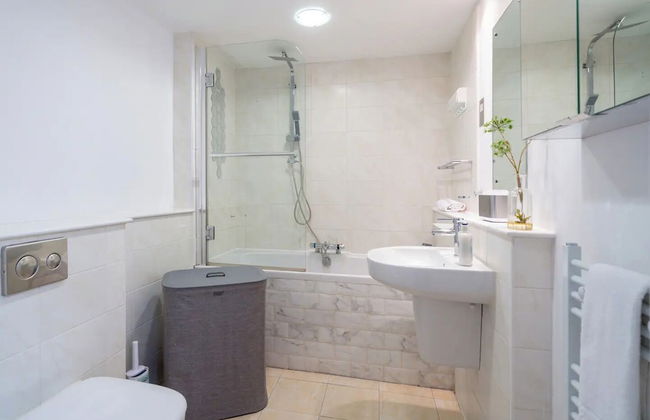 Designer 1 Bed Flat Barons Court Sleeps 4, Balcony - Foto 13