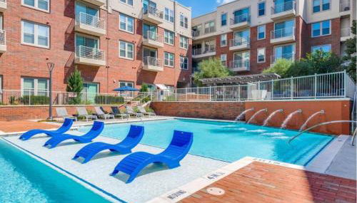 Stylish 1BR Retreat with Pool & Gym - Foto 5, sunbed