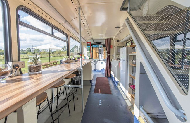Double Decker Bus on an Alpaca Farm Sleeps 8 - Foto 36