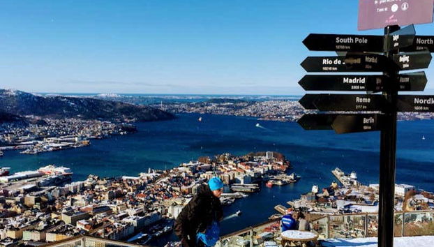 Cartelli su un belvedere con vista su Bergen