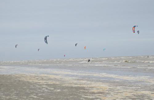 Home away from home by the sea - Foto 38