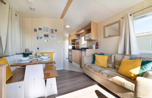 Dog Friendly Lovely Caravan 4 Berth Towyn North Wales Read full host details before booking Mon in to Fri out Fri in to Mon out Mon to Mon Fri to Fri ONLY - Foto 9